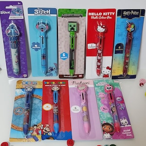 Könnte beinhalten: Sortiment an Mehrfarbstiften mit beliebten Charakteren wie Stitch, Minecraft, Hello Kitty und Harry Potter. Jeder Stift hat ein einzigartiges Design und wird in einer farbenfrohen Verpackung geliefert. Für Kinder und Sammler.