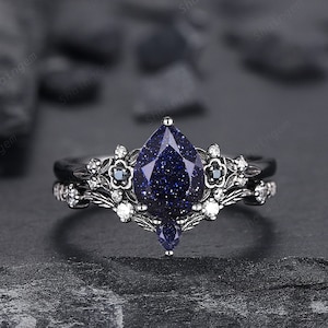 Anillo de compromiso floral de arenisca azul en forma de pera, anillo único de oro negro con diseño de galaxia estrellada de arenisca azul, anillo de flor gótica para regalo.