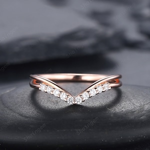 Vintage Diamond Curved Wedding Band, 14K Rose Gold Chevron Nesting Band, Moissanite V Shaped Matching Stacking Ring Anniversary Band for her