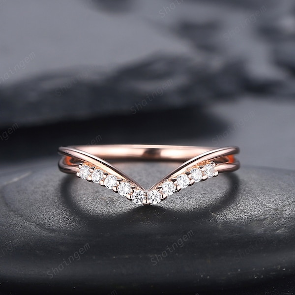 Vintage Diamond Curved Wedding Band, 14K Rose Gold Chevron Nesting Band, Moissanite V Shaped Matching Stacking Ring Anniversary Band for her