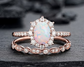 Weißer Feueropal und Diamant-Ring-Set, einzigartiger Opal im Ovalschliff, Roségold, Halo-Verlobungsring-Set, Opal-Brautset, Jubiläumsring, Geschenk für Frauen