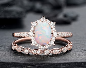 Weißer Feueropal und Diamant-Ring-Set, einzigartiger Opal im Ovalschliff, Roségold, Halo-Verlobungsring-Set, Opal-Brautset, Jubiläumsring, Geschenk für Frauen