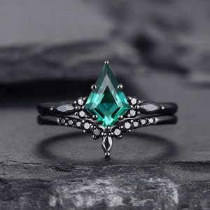 Black Gold Kite Shape Emerald Engagement Ring Set, Unique Black Promise Ring, Black Wedding Ring Set, Gothic Black Bridal Set for Women