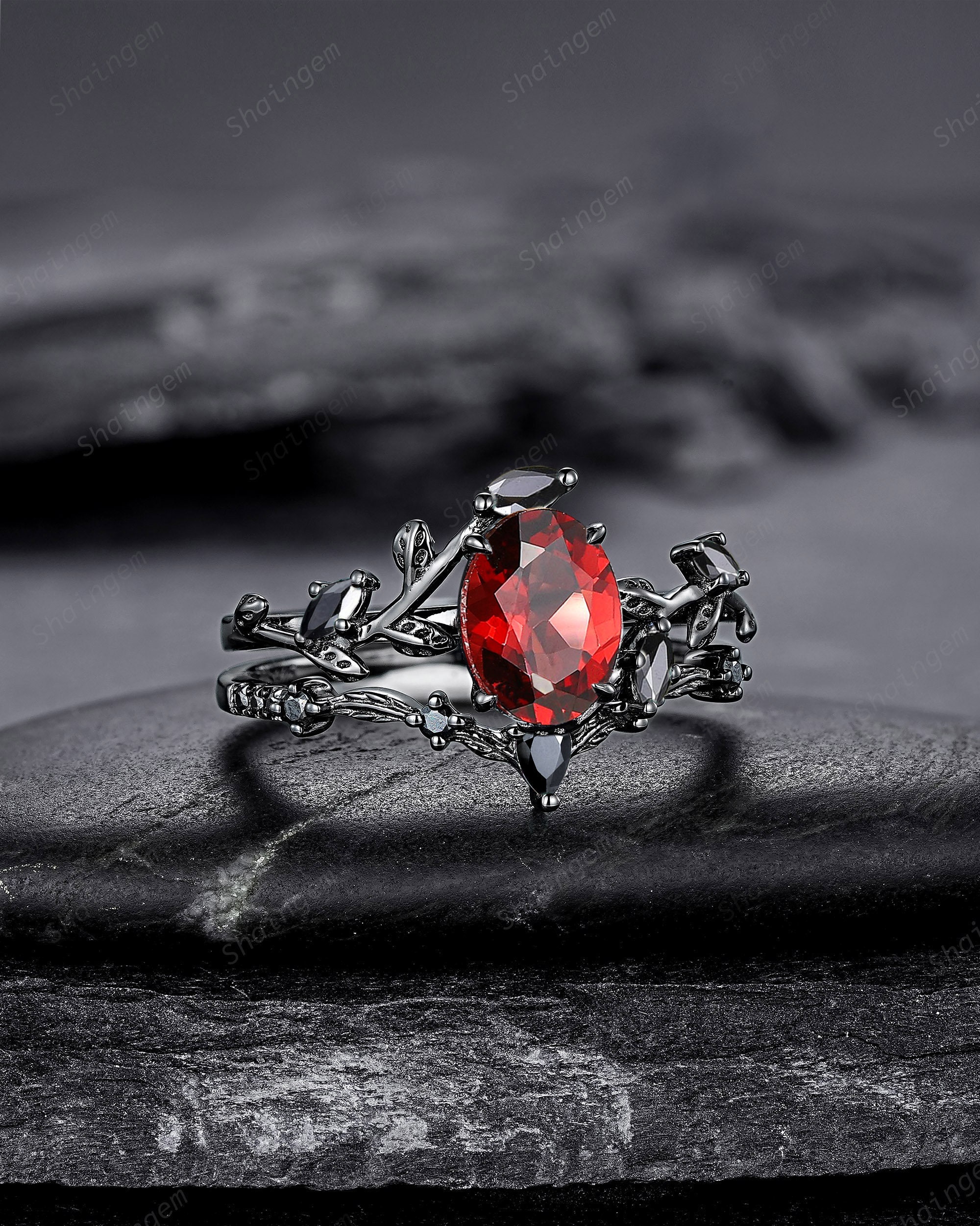 ヴィンテージ ブラック ゴールド オーバルシェイプ ガーネット リーフ