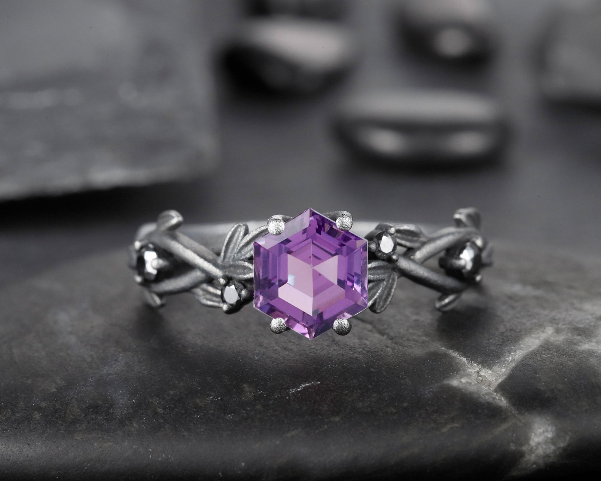 ブラックゴールド仕上げの六角形アメジストエンゲージリング、ロジウム