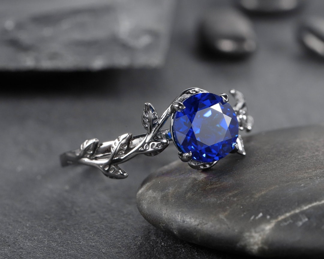 ブラックゴールド仕上げのラウンドブルーサファイアソリティア