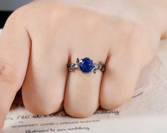 ブラックゴールド仕上げのラウンドブルーサファイアソリティア