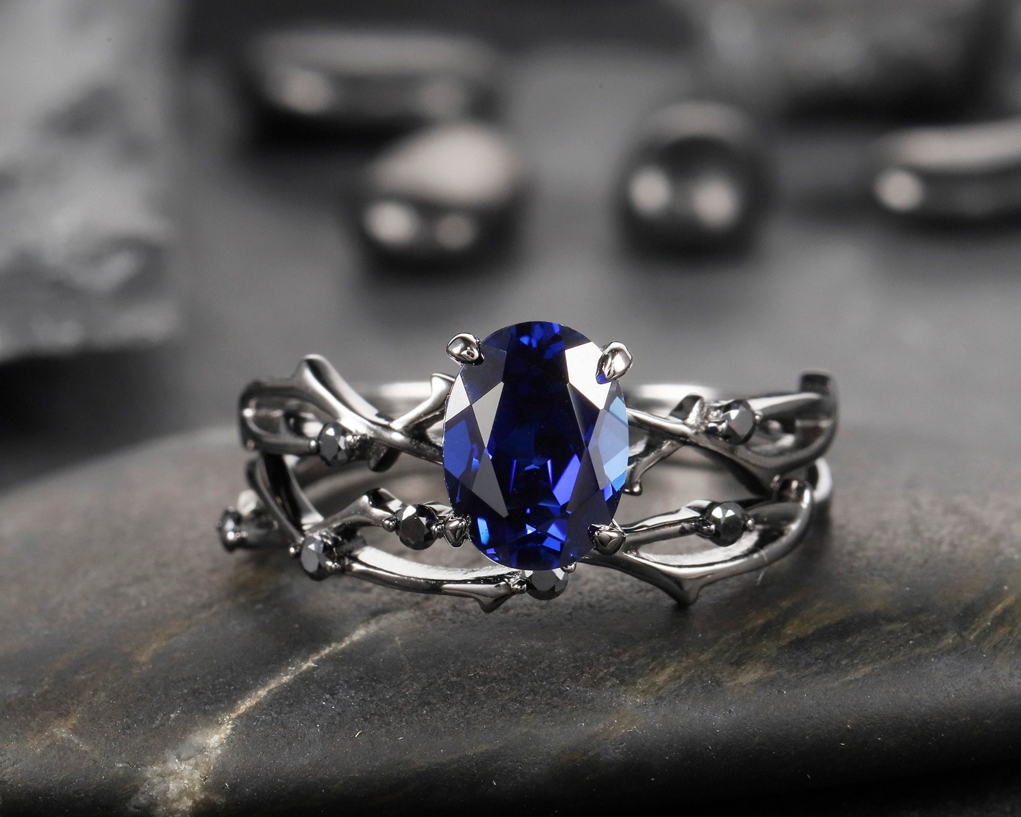 Oval Lab-Created Black Sapphire And 0.085 CT. T.W. Diamond Frame Triple Row Split Shank Ring In Sterling Silver | Peoples Jewellers - Foto 4