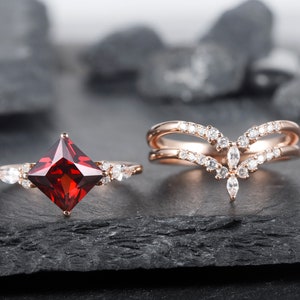 Princess Cut Granaat Moissanite Bruidsset Unieke Januari Geboortesteen Verlovingsring Set Vintage Bruiloft Set Roségouden Beloftering voor Haar