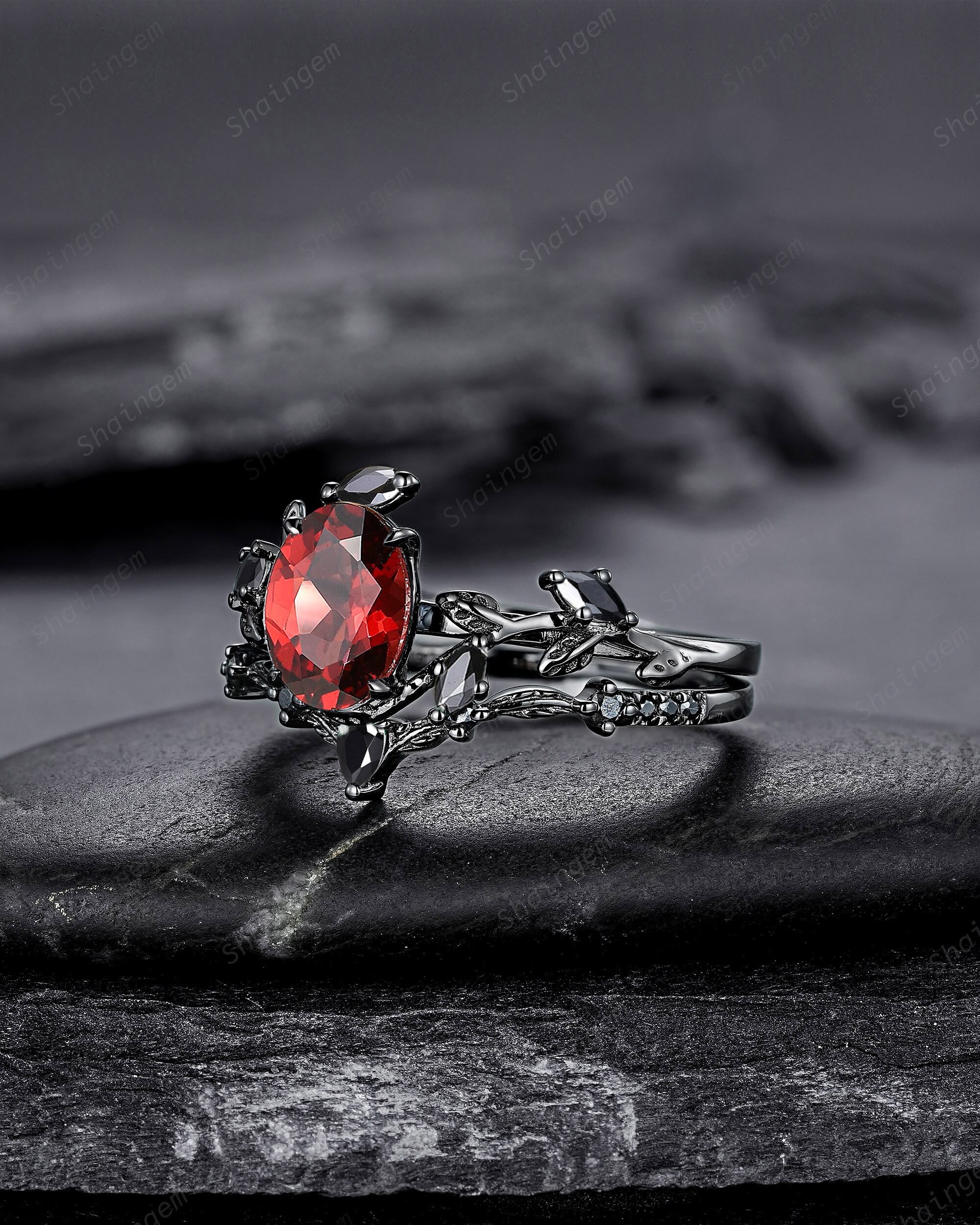 ヴィンテージ ブラック ゴールド オーバルシェイプ ガーネット リーフ