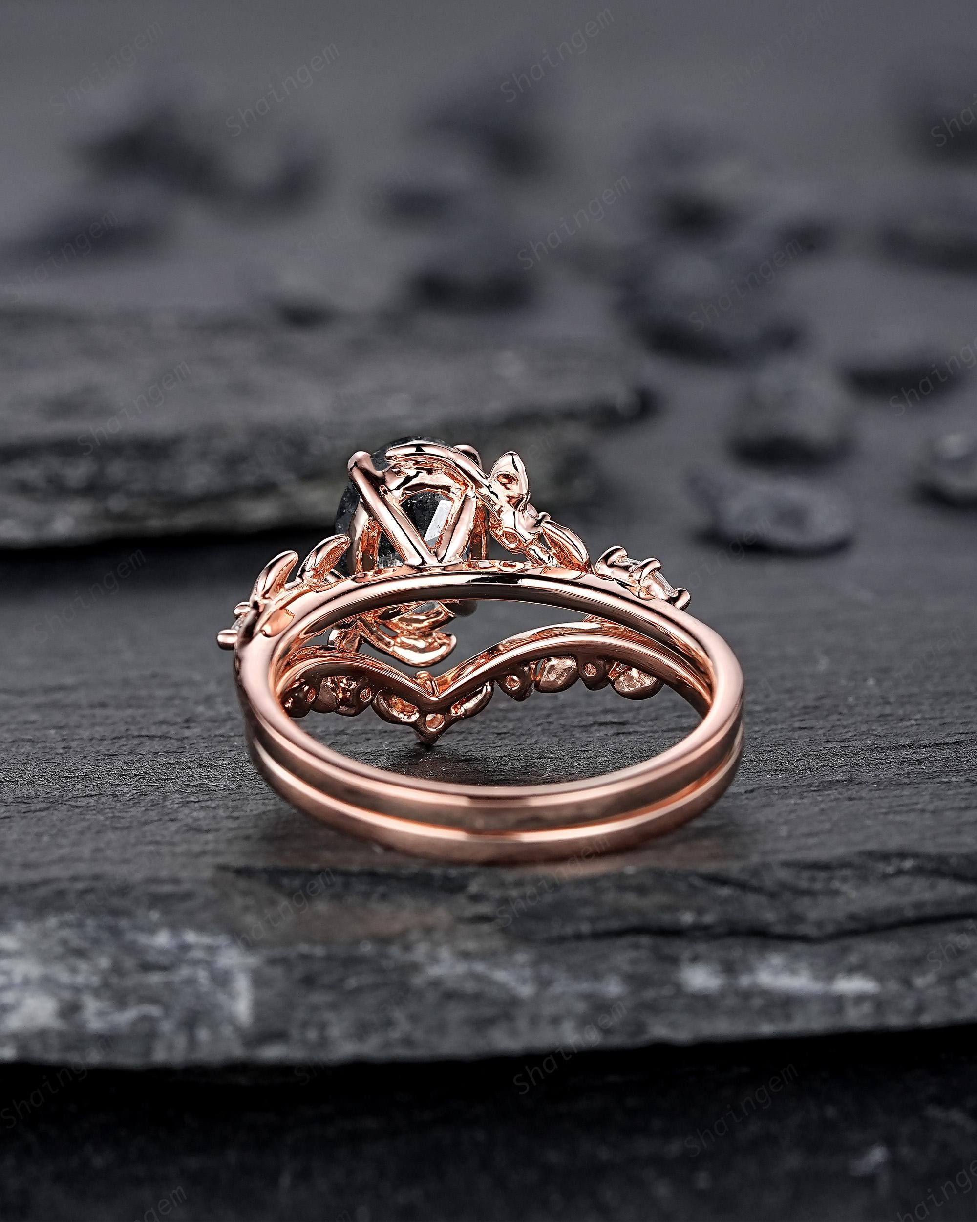 楕円形のソルト＆ペッパーダイヤモンドのつるエンゲージリングセット