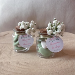Frasco con almendras confitadas personalizadas de color verde salvia y blanco - etiqueta personalizada - mini ramo de gypsophila - detalle para fiestas - SE VENDE POR SEPARADO