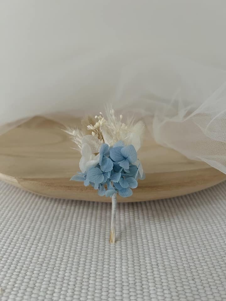 Boutonnière de marié Irina – Élégance en bleu et blanc