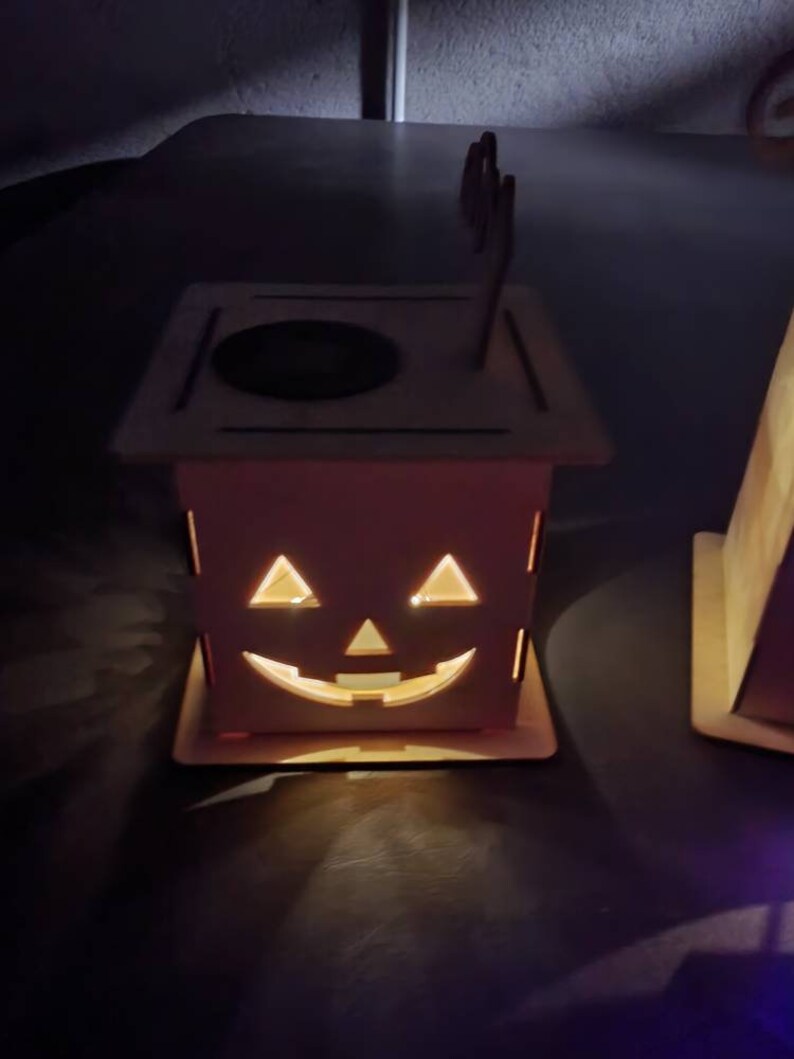 Lámpara de Halloween / linterna Jack-o hecha de madera con diferentes motivos y luz solar imagen 3