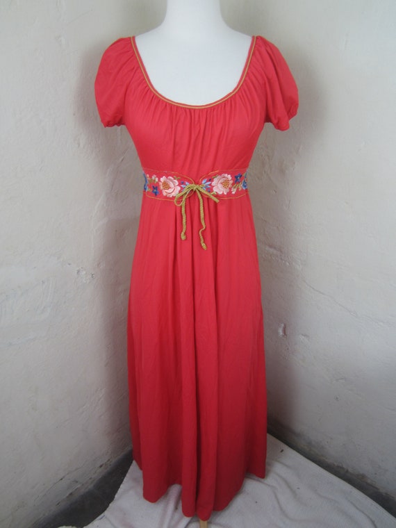 Robe Vintage Années 60 Couleur Corail - Broderie Gossard Artémis - Taille M - Occasion Très Bon état