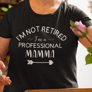 Retirement Gift t-shirt - I&#39;m not retired, I&#39;m a professional nana/ nanny/ nannie/ grandma/ granny - Grandmother gift crew neck