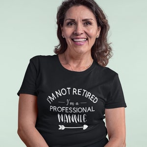 Retirement t-shirt - I&#39;m not retired, I&#39;m a professional nana/ nanny/ nannie/ grandma/ granny - Retirement gift - Grandmother gift crew neck
