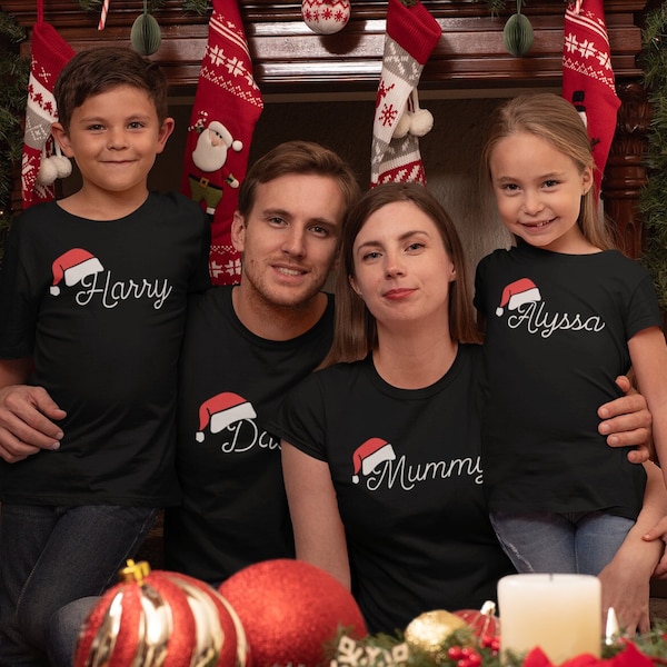 Hauts de famille personnalisés pour Noël avec bonnet de Noel - T-shirts de famille festifs assortis - Des tailles adaptées à toute la famille pour que vous puissiez les assortir !