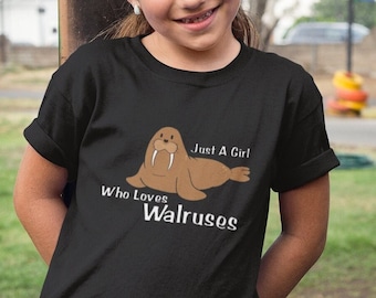 Peut inclure: Un t-shirt noir avec un dessin de morse et le texte "Just A Girl Who Loves Walruses".