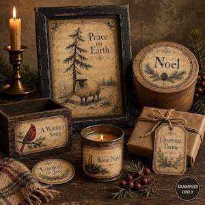 Könnte beinhalten: Eine Sammlung rustikaler Weihnachtsdekorationen mit einem gerahmten Druck eines Schafes und dem Text Peace on Earth, einer Holzbox mit der Aufschrift A Winter's Song, einer Kerzendose mit der Aufschrift Silent Night, einer runden Noel-Box und einem Geschenkanhänger.