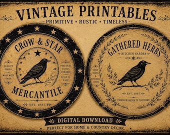 Może przedstawiać: Cyfrowe wydruki w stylu vintage z ilustracjami wron. Jeden z nich głosi "Crow & Star Mercantile", drugi "Gathered Herbs Kitchen Garden". Oba mają rustykalny, postarzany wygląd z tekstem i akcentami gwiazd. Idealne do dekoracji domu i w stylu wiejskim.