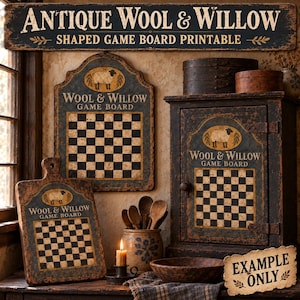 Peut inclure: Un ensemble de plateaux de jeu avec un motif en damier noir et crème, une illustration de mouton et le texte "Wool & Willow Game Board". L'ensemble comprend un plateau mural, un plateau à main et une porte de placard avec le même motif.