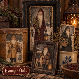 Op de afbeelding: Een verzameling decoratieve voorwerpen met illustraties van de Kerstman, waaronder een ronde houten doos, twee ingelijste prenten en een rechthoekige wandhanger, met winterse taferelen met lantaarns, hobbelpaarden en stenen kruiken.