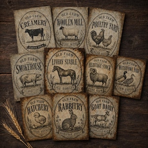 Op de afbeelding: Een verzameling van tien rechthoekige borden met een verweerde vintage afwerking. Elk bord heeft een ovaal kader, boerderij-gerelateerde tekst en illustraties van dieren, waaronder een koe, schaap, haan, varken, paard, ram, eenden, kuiken, konijn en geit.