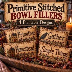 Peut inclure: Quatre coussins décoratifs rectangulaires en tissu avec les inscriptions Primitive, Homestead, Gather et Simple Things. Chaque pièce présente des illustrations de maison, de corbeau et de feuillage avec des baies rouges, bordées de coutures.