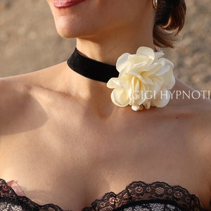 Boho Gold Flower Floral Pearl Black Choker Necklace for Women,Y2k Denim  Rose Flower Choker Pearl Velet Choker Pendant Collar for Girls Trendy  Jewelry