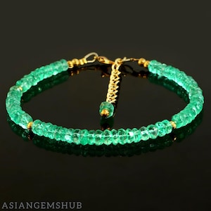 Peut inclure: Un bracelet délicat composé de petites perles d'émeraude facettées. Le bracelet est orné de détails dorés et d'un fermoir assorti. Le design est raffiné et convient aux occasions spéciales comme au quotidien.