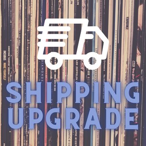 Puede incluir: Un icono de camión blanco con el texto "SHIPPING UPGRADE" en letras azules sobre un fondo de una pared de discos de vinilo vintage.