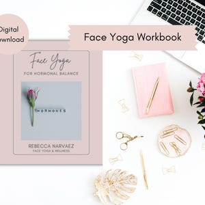 Op de afbeelding: Een witte keramische mok met een zwart handvat en de tekst "But First, Coffee" in een zwarte, handgeschreven lettertype. De mok staat op een wit oppervlak.