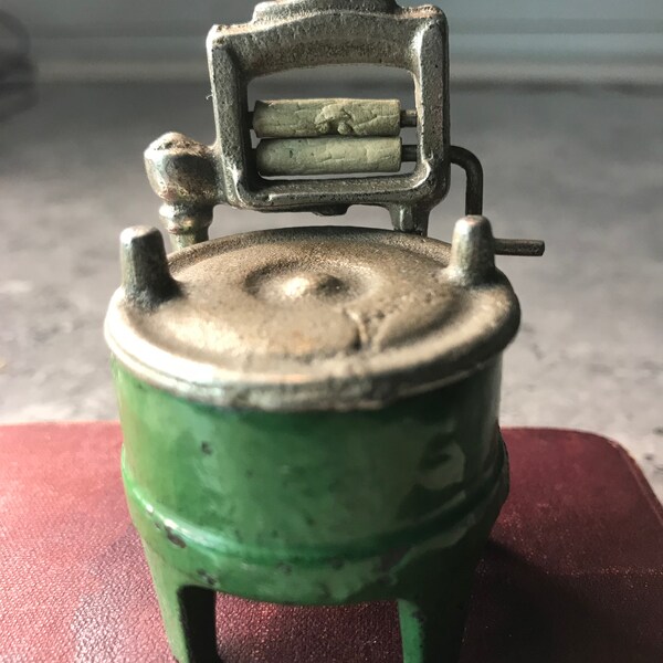 Vintage cast iron dollhouse miniature washing machine Kilgore