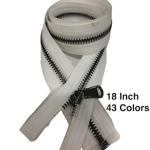 Puede incluir: Cinta de cremallera blanca con un tirador de cremallera de metal negro. La cremallera mide 18 pulgadas de largo y está disponible en 43 colores.