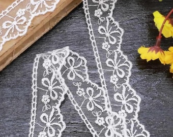 Off-White Lace Trim: Vintage Inspired Bow Design, Craft Supply (1 meter)