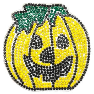 Puede incluir: Un diseño de cara de calabaza cubierto de pedrería. La calabaza es amarilla con ojos, nariz y boca negros. El tallo es verde. El diseño está hecho de pequeños y brillantes pedrería, creando una decoración festiva de Halloween.