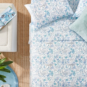 Peut inclure: Un ensemble de literie blanc pour lit simple avec un motif bleu et blanc de créatures marines, y compris des poissons, des méduses et des hippocampes. L'ensemble de literie comprend un drap plat, un drap-housse et des taies d'oreiller.