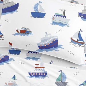 Puede incluir: Un fondo blanco con un patrón repetido de barcos y veleros azules, rojos y blancos. Los barcos son de diferentes formas y tamaños, y algunos tienen rayas rojas y blancas. Los barcos están sobre un fondo ondulado azul y blanco.