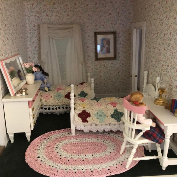 Grand tapis rose et blanc pour la chambre de votre petite fille. Maison de poupée à l'échelle 1:12.