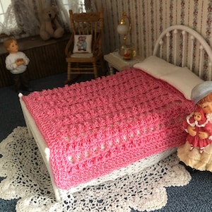 Adorable coverlet for a 1:12 scale dollhouse bed. Real cozy nubby mesh pattern.
