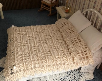 Manta de casa de muñecas Cream Filet Stitch para una cama completa o doble. escala 1:12