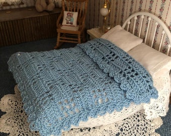 Manta de casa de muñecas de color azul mediano para cama matrimonial o individual.