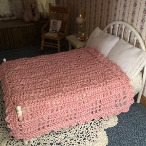 Pink filet stitch blanket for your little girl&#39;s room in a 1:12 scale dollhouse.