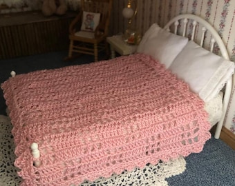 Manta de punto de filete rosa para la habitación de tu pequeña niña en una casa de muñecas a escala 1:12.