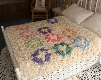 Een ouderwetse Grandma Square Afghaan voor in je poppenhuis op schaal 1:12.