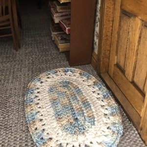 Small oval rug for your 1:12 scale dollhouse