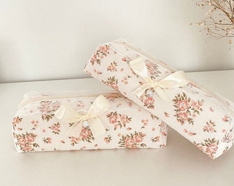 Aurora Federmäppchen - Handgemachte Florale Stiftetasche mit Spitze und Schleife, Florale Stiftetasche, Geschenk für SIE