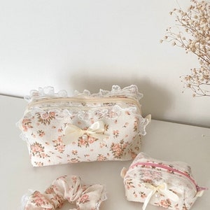 Trousse de maquillage Aurora - Trousse de maquillage faite main - Trousse de maquillage florale avec volants - (Remarque : le chouchou et le mini sac sont vendus séparément)