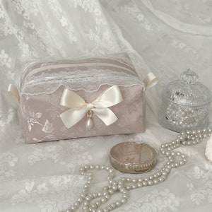 Borsa per il trucco Charlotte color champagne - Borsa per il trucco fatta a mano - Borsa per il trucco floreale metallizzata - Regali per lei